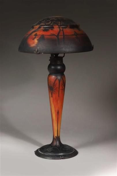 DAUM FRÈRES NANCY.
Importante lampe dite...