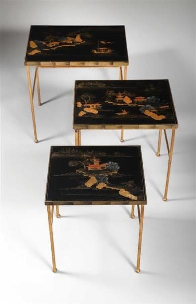 MAISON JANSEN.
Suite de trois tables gigognes...