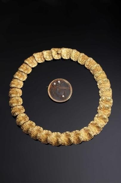 R. Lalique]. Broche médaillon moderne contruite...