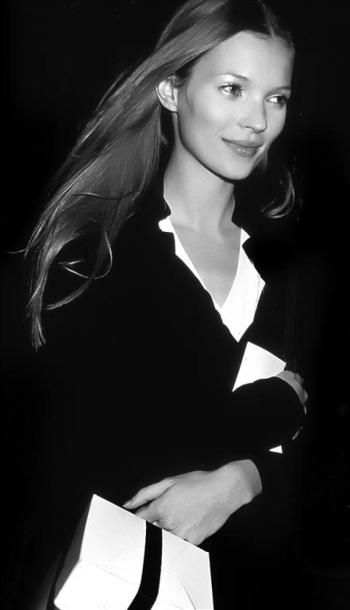 KATE MOSS.
By Rose Hartman.
Bryant Park fashion...