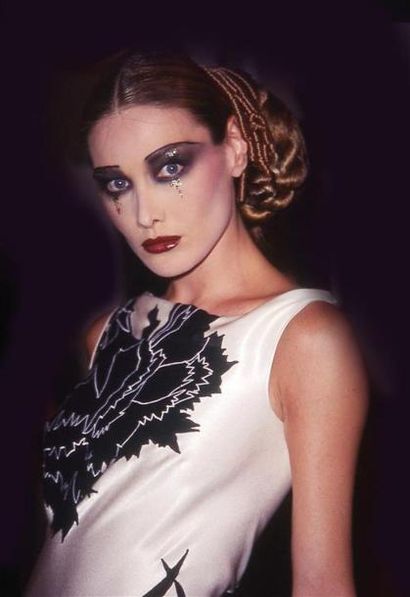 CARLA BRUNI.
By Rose Hartman.
Galliano fashion...