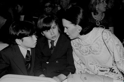 GLORIA VANDERBILT & HER TWO SONS CARTER AND...