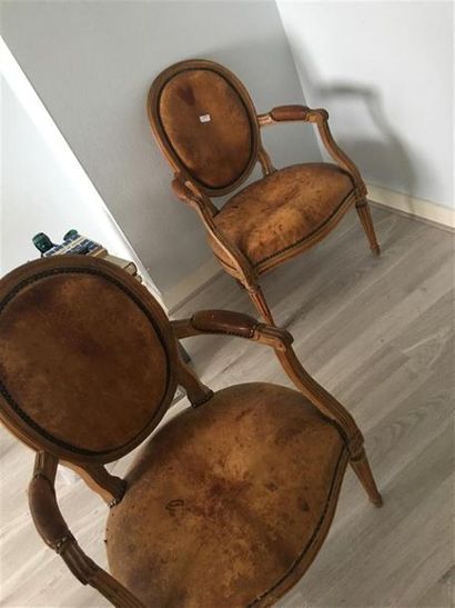PAIRE DE FAUTEUILS À DOSSIER MÉDAILLON en...