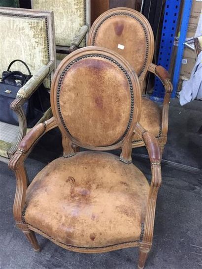 PAIRE DE FAUTEUILS À DOSSIER MÉDAILLON en...