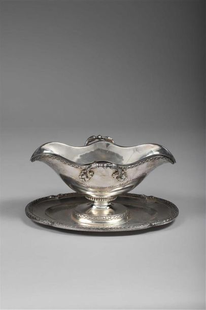 SAUCIÈRE ET SON PLATEAU ADHÉRENT EN ARGENT,...