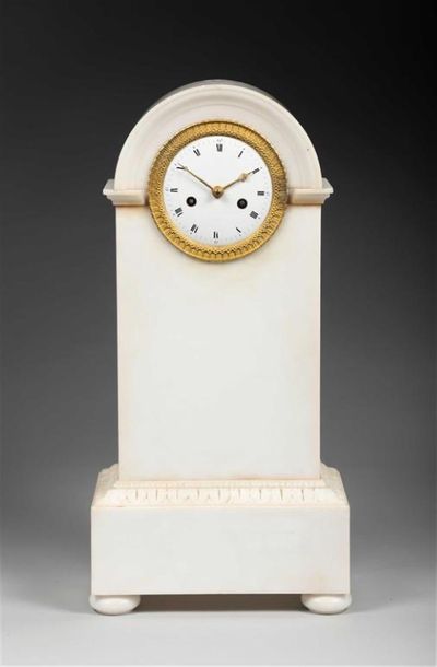 PENDULE BORNE en marbre blanc, la base rectangulaire...