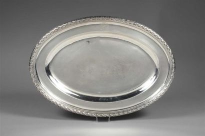 PLAT OVALE EN ARGENT 950 millièmes le bord...