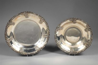 ENSEMBLE DE DEUX PLATS CIRCULAIRES EN ARGENT...