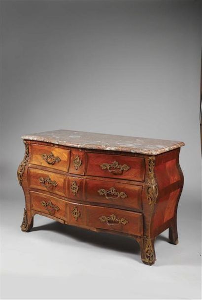 ORNEMENTATION DE BRONZE RAPPORTE /// COMMODE...