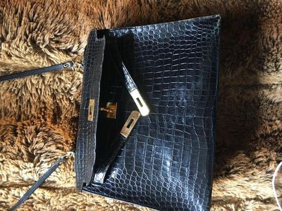 HERMÈS. Modèle Kelly.
Sac en croco noir vernis.
D....