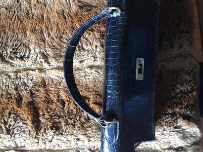 HERMÈS. Modèle Kelly.
Sac en croco noir vernis.
D....