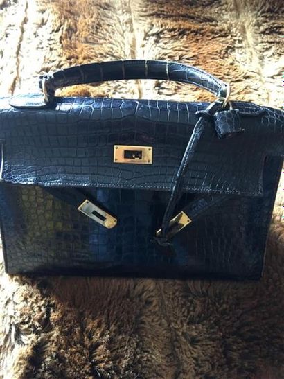 HERMÈS. Modèle Kelly.
Sac en croco noir vernis.
D....