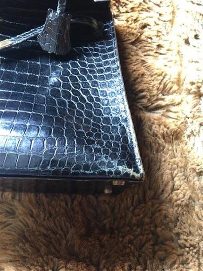 HERMÈS. Modèle Kelly.
Sac en croco noir vernis.
D....