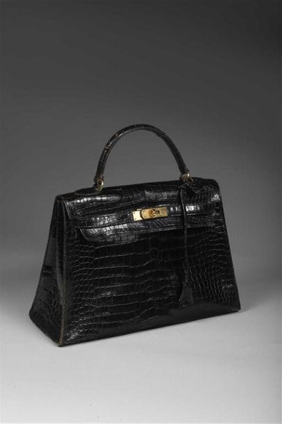 HERMÈS. Modèle Kelly.
Sac en croco noir vernis.
D....