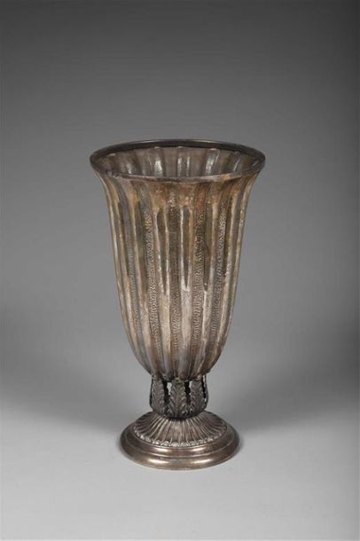 VASE FUSEAU EN ARGENT, la panse côtelée alernée...