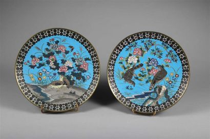 JAPON :
DEUX PLATS ROND SUR TALON formant...