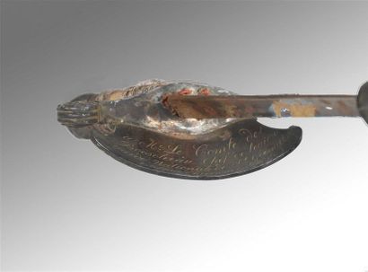 ÉPÉE D'UNIFORME. Garde en argent à une branche,...