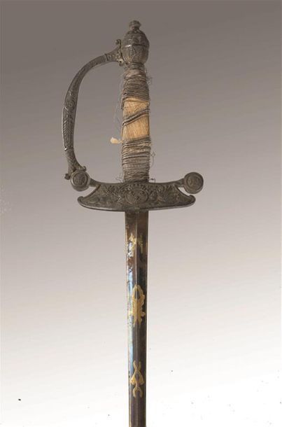 ÉPÉE D'UNIFORME. Garde en argent à une branche,...
