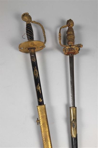 ÉPÉE DE COUR. Monture en bronze doré, à plateau...