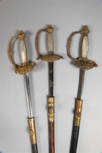 ÉPÉE D'UNIFORME. Monture en bronze argenté...