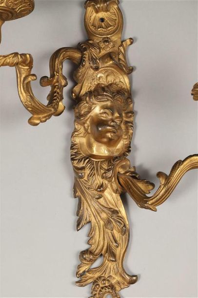 PAIRE D'APPLIQUE À DEUX BRAS DE LUMIÈRE en...