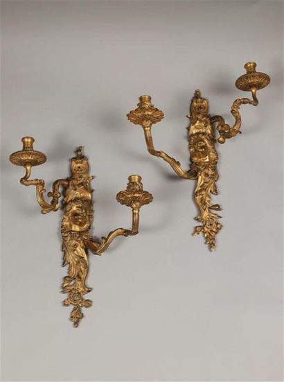 PAIRE D'APPLIQUE À DEUX BRAS DE LUMIÈRE en...