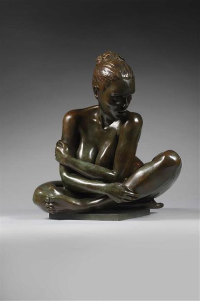 Robert-Gérard MAY.
Femme nue accroupie.
Bronze...