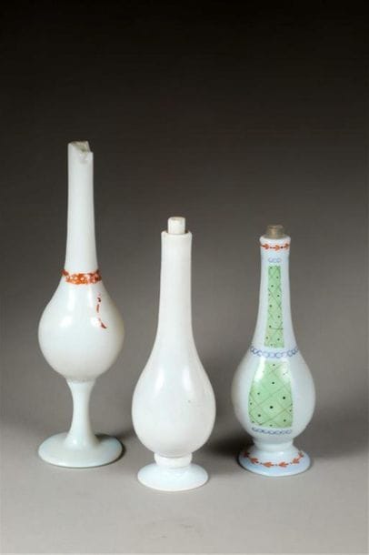 TROIS ASPERSOIRS en opaline blanche.
L'un...