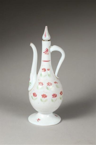 DEUX AIGUIÈRES à décor doré et polychrome.
L'une...