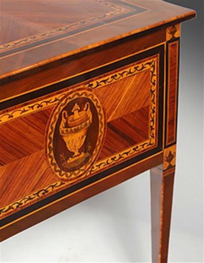 BUREAU PLAT À CAISSONS, ouvrant par cinq...