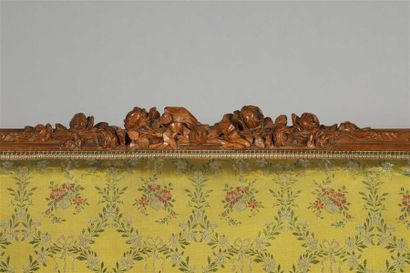 CANAPÉ en hêtre mouluré et sculpté à décor...