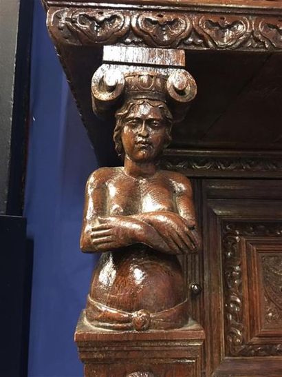 CREDENCE étroite en chêne mouluré et sculpté...