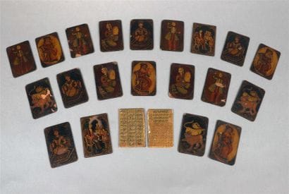 VINGT CARTES À JOUER ET DEUX PETITS PLATS...