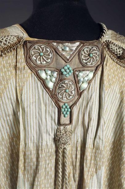 MANTEAU DU SOIR, GRIFFÉ WORTH (n°21105),...