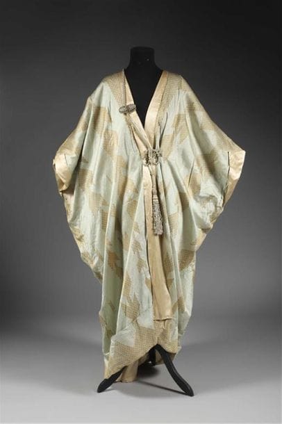 MANTEAU DU SOIR, GRIFFÉ WORTH (n°21105),...