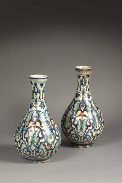 PAIRE DE VASES À DÉCOR D'ARABESQUES FLEURONNÉES,...