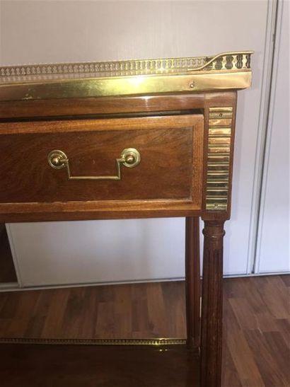 PETITE CONSOLE RECTANGULAIRE en placage d'acajou,...