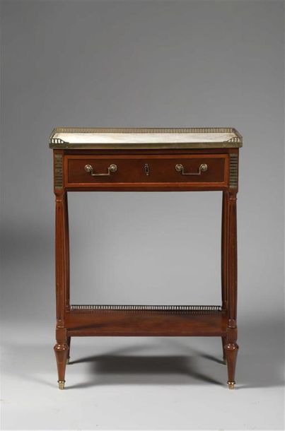 PETITE CONSOLE RECTANGULAIRE en placage d'acajou,...