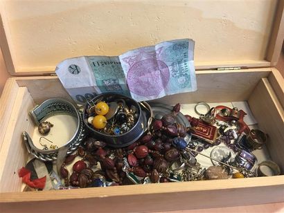 Dans une boîte en bois 
Ensemble de bijoux...