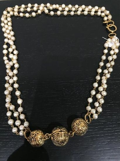 CHANEL.
Collier sautoir à trois rangs de...