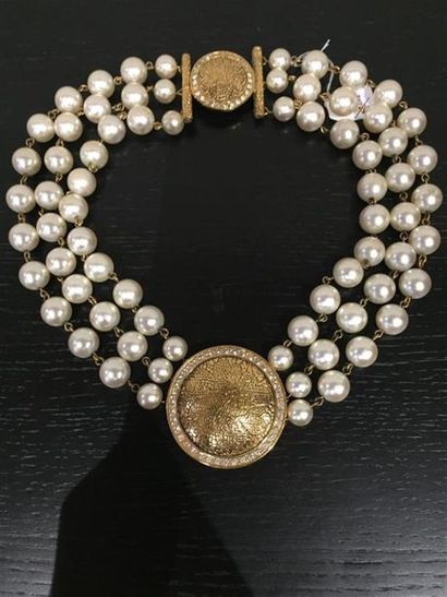 CHANEL.
Collier à trois rangs de perles fantaisie...