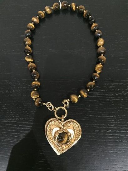 VIVA PAQUITA.
Collier en métal doré formé...