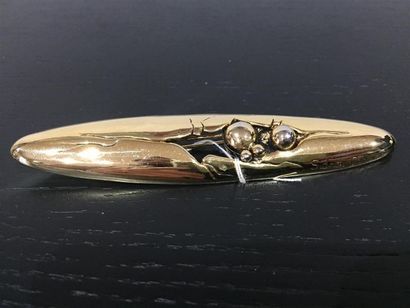 Sidney CARRON.
Broche en métal doré de forme...