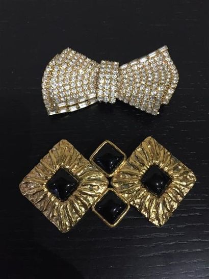 Jean PATOU.
Broche géométrique en métal doré...