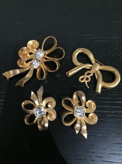 Sonia RYKIEL.
Broche noeud en métal doré...