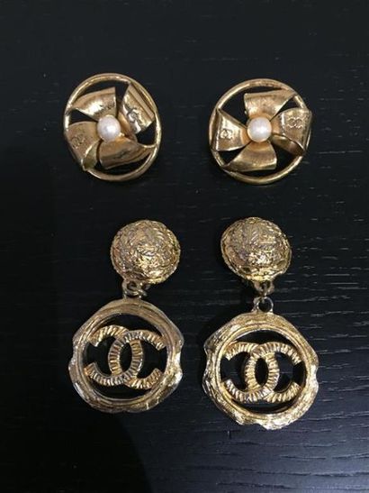 CHANEL.
- Paire de clips d'oreilles en métal...