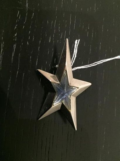 Thierry MUGLER.
Petite broche étoile en métal...