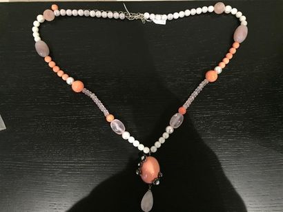 Philippe FERRANDIS.
Long collier en métal...