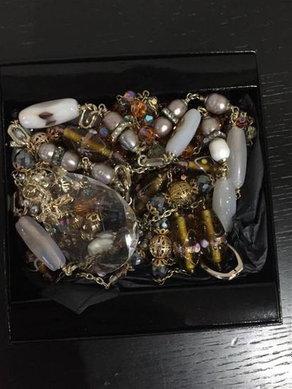 Lot comprenant : 
- Collier en métal et perles...