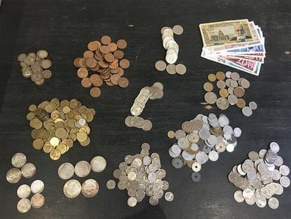 Lot de pièces françaises et étrangères principalement...